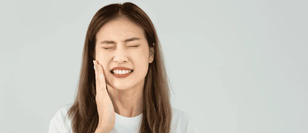 Tooth Pain At Night: When To Call An Emergency Dentist